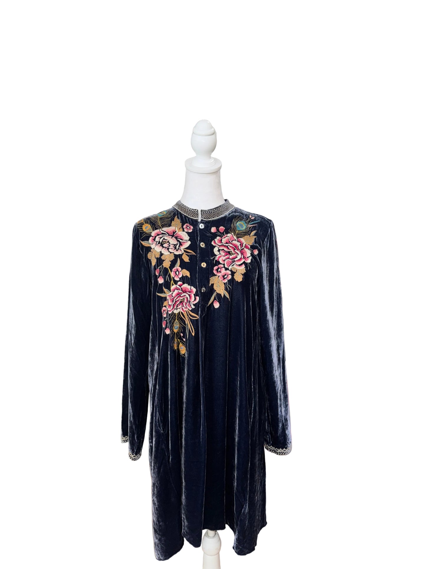 johnny was velvet dress JWLA Anaya Bishop Sleeve Petite J39625-9P AfterRetail Crafted with attention to detail Velvet mid-length dress JOHNNY WAS